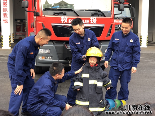 泸州市河东幼儿园开展“走进消防队，安全记心中”主题教育活动(图2)