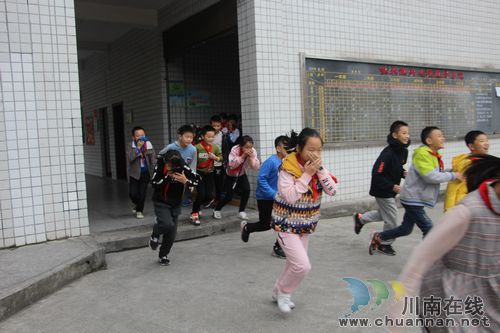 叙永镇中心校：消防演练敲响警钟&nbsp;安全教育常抓不懈(图3)