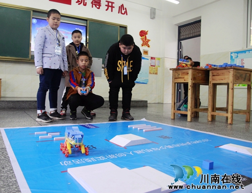 龙马潭区举行青少年极速越障机器人比赛(图3)