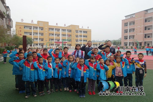 泸州：警盾公益宣讲持续发声&nbsp;呵护少年的你(图2)