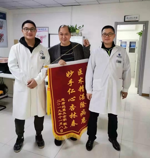 围观！泸州这家医院这样对无钱医病的患者……(图1)