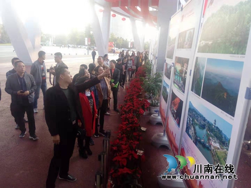 龙马潭区审计局组织参观泸州市庆祝中华人民共和国成立70周年专题成就展(图2)