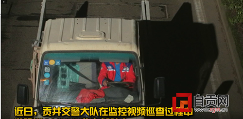 自贡：安全带损坏&nbsp;男子用麻绳自制假安全带上路(图1)