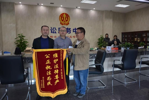 小伙儿情绪激动找到法官欲下跪，竟是因为……(图5)