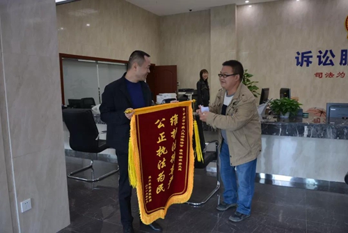 小伙儿情绪激动找到法官欲下跪，竟是因为……(图6)