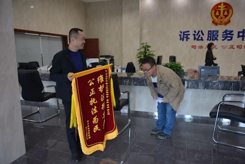 小伙儿情绪激动找到法官欲下跪，竟是因为……(图7)