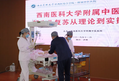 专家现场救“宝宝”，引来百人围观？(图5)