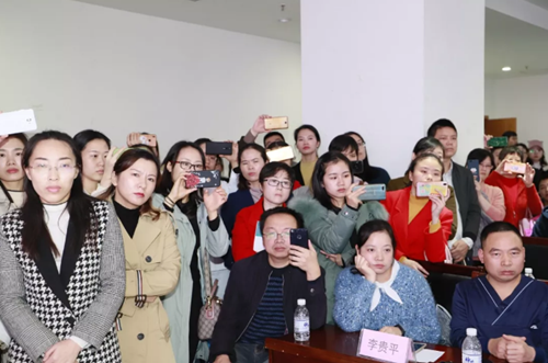 专家现场救“宝宝”，引来百人围观？(图6)