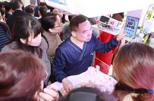 专家现场救“宝宝”，引来百人围观？(图7)