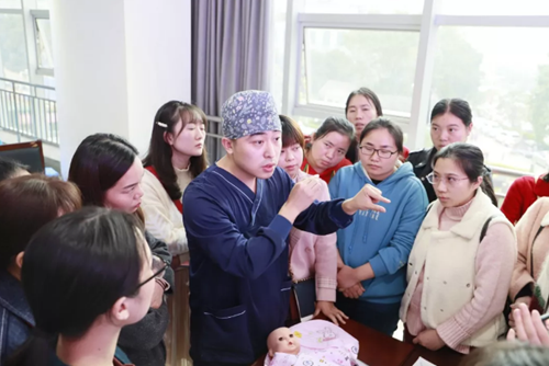 专家现场救“宝宝”，引来百人围观？(图8)