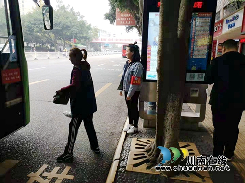 泸州保安公司机关党支部党员志愿者争当文明交通劝导员(图1)