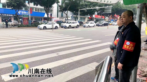 泸州保安公司机关党支部党员志愿者争当文明交通劝导员(图2)