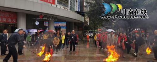 江阳区北城街道报恩塔社区开展冬季消防演练(图1) 江阳区北城街道报恩塔社区开展冬季消防演练(图1)