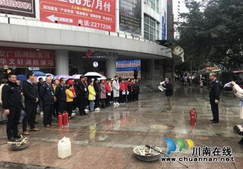江阳区北城街道报恩塔社区开展冬季消防演练(图2) 江阳区北城街道报恩塔社区开展冬季消防演练(图2)