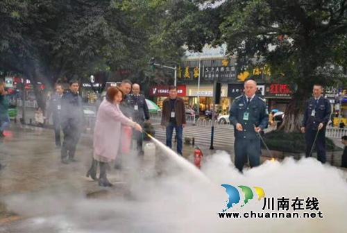 江阳区北城街道报恩塔社区开展冬季消防演练(图3) 江阳区北城街道报恩塔社区开展冬季消防演练(图3)