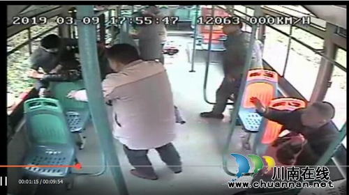 80后党员徒手夺刀制暴徒&nbsp;挺身救助乘客(图2)