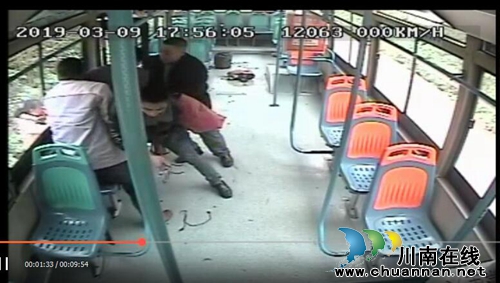 80后党员徒手夺刀制暴徒&nbsp;挺身救助乘客(图3)
