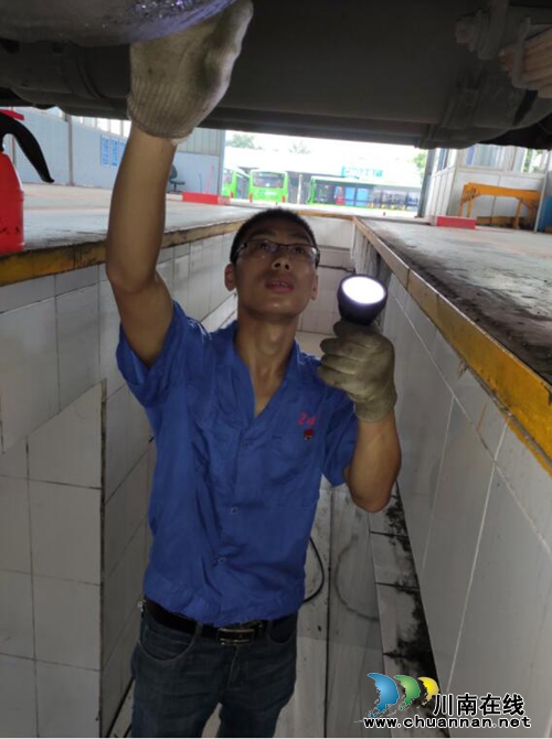 80后党员徒手夺刀制暴徒&nbsp;挺身救助乘客(图5)