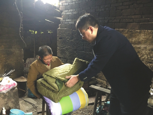 贵州智障女流落内江15年&nbsp;找到家人却难回家(图1)