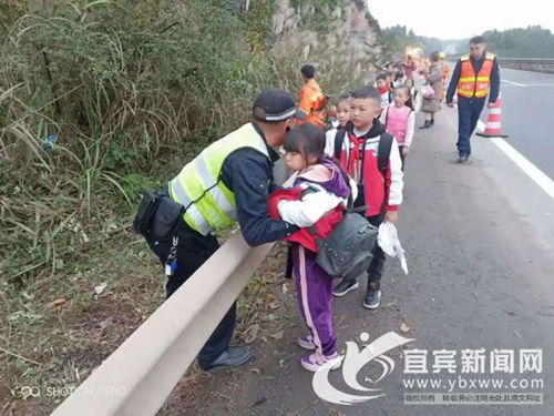 乐宜高速&nbsp;客车突然出故障38名师生囧在路上(图1)