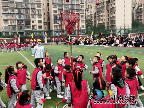 龙马潭区淡思学校举行第二届全员运动会(图2) 龙马潭区淡思学校举行第二届全员运动会(图2)