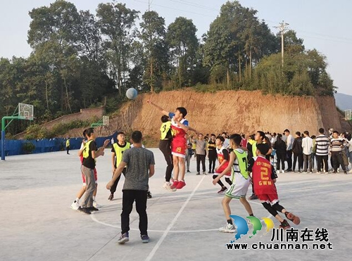 叙永县马岭镇中学开展“激情青春”篮球联赛(图1)