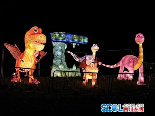 “时空龙骑士”出击！自贡彩灯点亮英国夜空(图1)