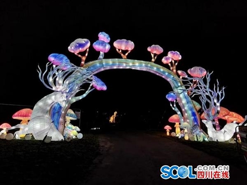 “时空龙骑士”出击！自贡彩灯点亮英国夜空(图2)