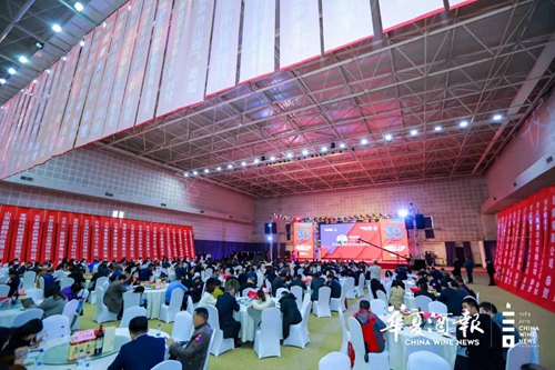 华夏酒报三十年盛典,泸州沈氏父子同获殊荣(图1) 华夏酒报三十年盛典,泸州沈氏父子同获殊荣(图1)