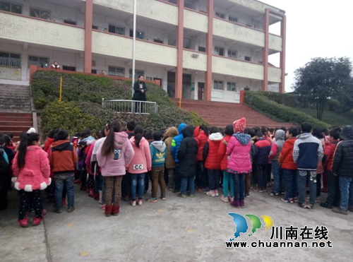 纳溪龙车镇鼓楼山小学集中开展“扫黑除恶”主题队会活动(图1)