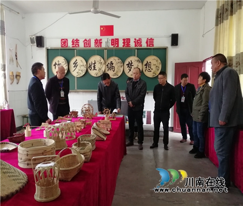 四川省应急管理厅安全社区评估验收组深入叙永县向林镇小学验收安全社区建设工作(图1) 四川省应急管理厅安全社区评估验收组深入叙永县向林镇小学验收安全社区建设工作(图1)