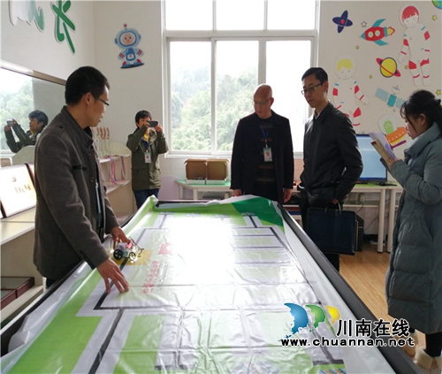 四川省应急管理厅安全社区评估验收组深入叙永县向林镇小学验收安全社区建设工作(图3) 四川省应急管理厅安全社区评估验收组深入叙永县向林镇小学验收安全社区建设工作(图3)