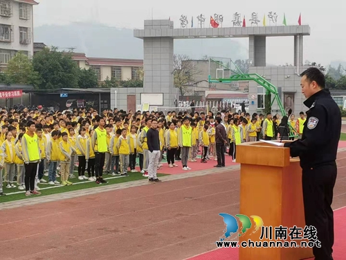 泸县公安局嘉明派出所进校园开展法制安全讲座(图2)