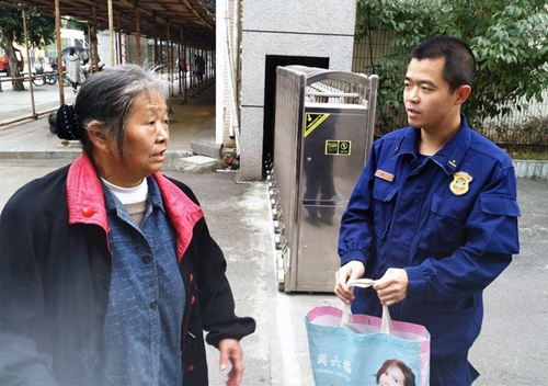 暖心！&nbsp;自贡老人缝24双鞋垫送给消防员(图1)