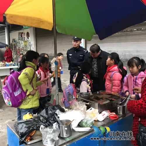 合江民警温情救助：宝贝别哭，蜀黍带你们回家(图2)