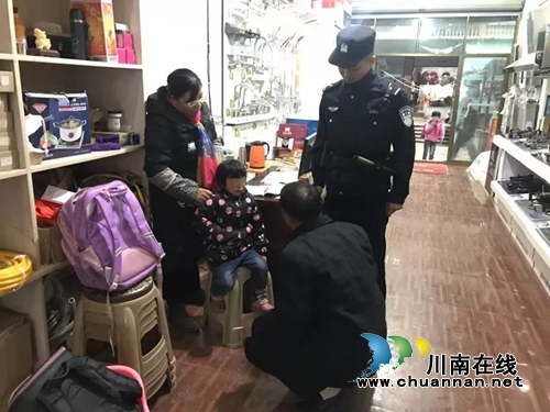 合江民警温情救助：宝贝别哭，蜀黍带你们回家(图5)