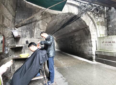 剃头匠：举天下头等大事&nbsp;&nbsp;理人世万缕青丝(图3)