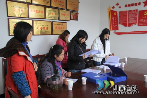 泸州市文明办验收组深入泸县云龙镇对“市级文明村”创建工作进行验收(图1) 泸州市文明办验收组深入泸县云龙镇对“市级文明村”创建工作进行验收(图1)