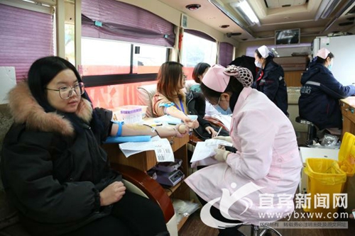 宜宾：用热血挽救他人生命&nbsp;药业职工踊跃献血(图1)