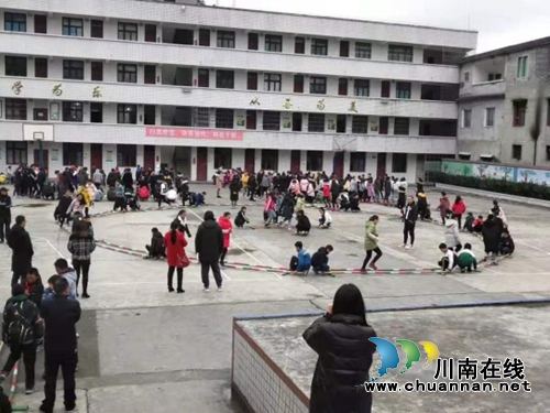 泸州文艺评论家协会到叙永开展送文艺下乡活动(图5) 泸州文艺评论家协会到叙永开展送文艺下乡活动(图5)