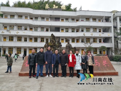 泸州文艺评论家协会到叙永开展送文艺下乡活动(图8) 泸州文艺评论家协会到叙永开展送文艺下乡活动(图8)