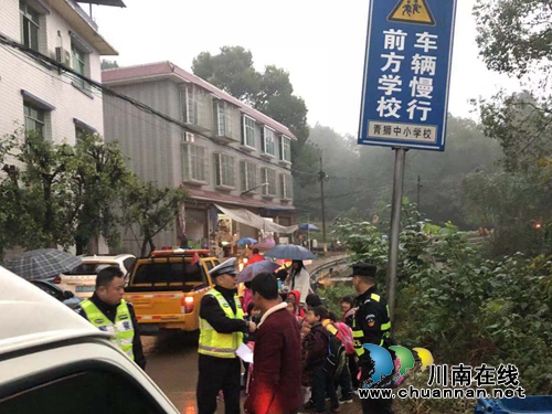 泸县面包车司机严重超载学生&nbsp;扣6分罚款200元(图1)