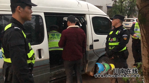 泸县面包车司机严重超载学生&nbsp;扣6分罚款200元(图2)