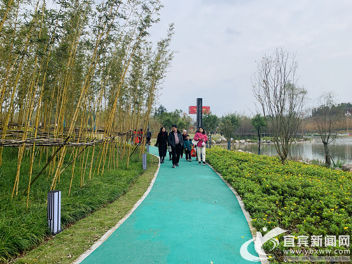 宜宾五粮液机场站前广场人气旺 成休闲好去处(图1) 宜宾五粮液机场站前广场人气旺 成休闲好去处(图1)