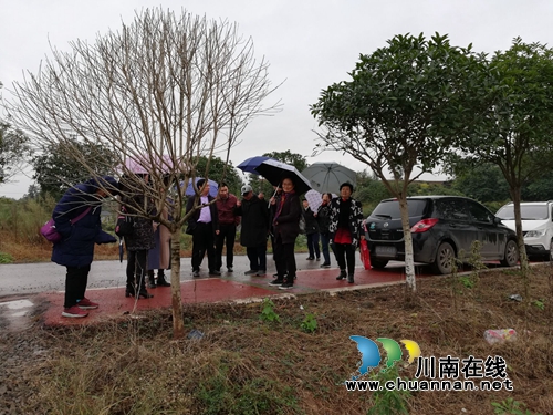 泸州市自然资源和规划局退休党支部开展“不忘初心、牢记使命”主题教育走基层活动(图1) 泸州市自然资源和规划局退休党支部开展“不忘初心、牢记使命”主题教育走基层活动(图1)