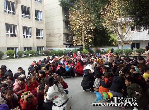 叙永县东大街小学举行防震减灾应急疏散演练(图1)