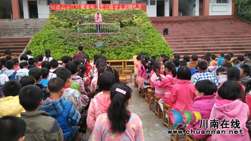 纳溪区龙车镇鼓楼山小学举办交通安全知识演讲比赛(图1)