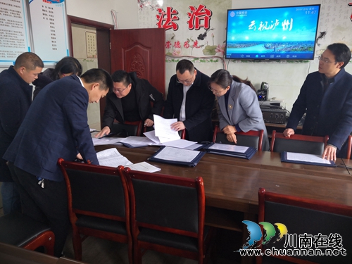 泸县县委副书记张学彬到潮河镇督导脱贫攻坚工作(图1) 泸县县委副书记张学彬到潮河镇督导脱贫攻坚工作(图1)