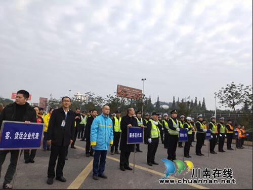 泸州：高速公安开展全国交通安全日宣传活动(图2)