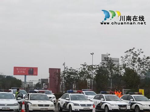 泸州：高速公安开展全国交通安全日宣传活动(图3)